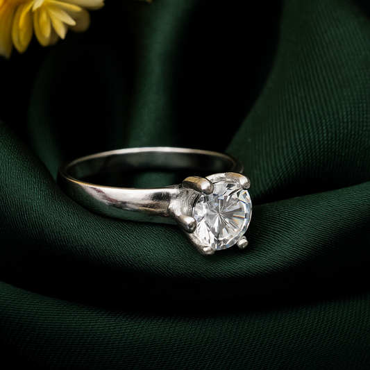 ZWR0135 – Classic Sterling Silver Solitaire Ring with Brilliant-Cut Centerpiece